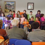 Los niños de la Escuela de Hecho visitaron la Residencia cantando villancicos