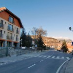 La residencia y centro de día L'Ausín se encuentra en el municipio de Hecho, en un entorno natural privilegiado, a las puertas del Parque Natural de los Valles Occidentales.