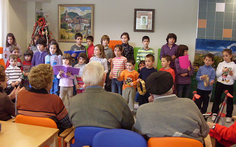 Los niños de la Escuela de Hecho visitaron la Residencia cantando villancicos